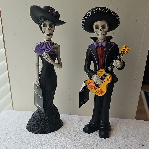 NWT Spooky Village Day Of The Dead Skeleton Couple Figurines - Black & Purple - Picture 1 of 15